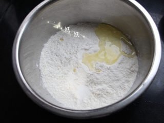 1、鲜虾手擀面,将蛋清，盐加入面粉。