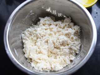 2、鲜虾手擀面,倒入清水，冬天可以选择不太冰的温水和面，水量不是固定的，每个面粉牌子吸水量不同，所用到的水量也是不同的，根据需要适当增减即可。