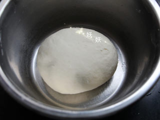 3、鲜虾手擀面,将面絮揉成一个均匀光滑的面团，这一步可能揉不到特别光滑，没有关系，盖上保鲜膜，静置30分钟，也就是所谓的醒面。醒面的过程中，面筋会渐渐的舒展开来，再次揉面的适合面团就变得听话。