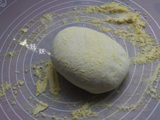 4、鲜虾手擀面,将醒好的面团拿出来，很容易就揉搓成光滑的面团，面团的舒展性也非常好。在台面上撒上一层玉米粉，将面团用擀面杖擀开。