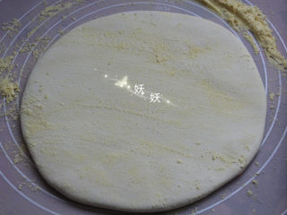 5、鲜虾手擀面,当面团有些湿的时候就撒一层玉米粉，可以一层玉米粉一层面粉交替使用。