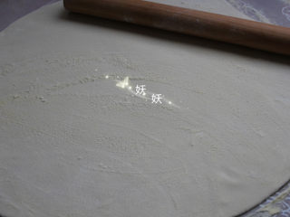 6、鲜虾手擀面,慢慢的，面皮被越擀越大。