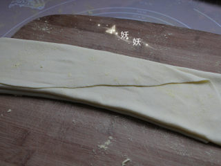 7、鲜虾手擀面,直到擀成薄薄的，很有韧性的薄片状，就把面皮跟折扇子一样折起来。