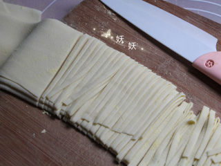 8、鲜虾手擀面,用刀切成一条条状。