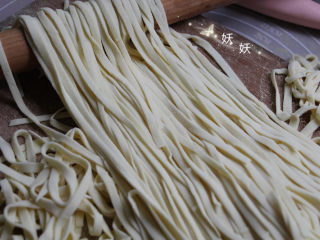 9、鲜虾手擀面,抖开来，面团清爽干净。