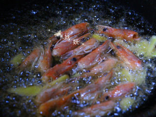 11、鲜虾手擀面,将虾头和姜片倒入油锅，炸出虾油。