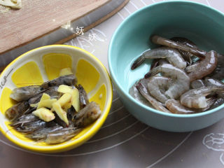 10、鲜虾手擀面,将虾头和虾身分开，虾要提前洗干净，这个就不必说了。