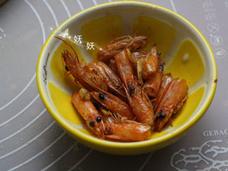 12、鲜虾手擀面,虾头捞出丢弃。