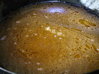 13、鲜虾手擀面,油锅中直接倒入适量的水。