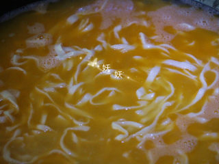 14、鲜虾手擀面,水开后下面条入锅，大约煮上一分钟左右。