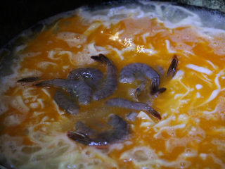 15、鲜虾手擀面,放入虾身，烫红即可。