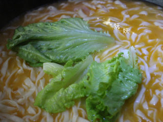 16、鲜虾手擀面,关火后加入生菜略烫变色，加适量的盐调味。