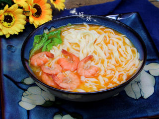 17、鲜虾手擀面,虾油本身的鲜味就足够了，除了盐，无需另外放任何多余的调味料。