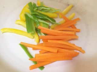 5、健康低卡餐-秘鲁三色藜麦寿司,把红椒、黄椒、胡萝卜条放入翻炒