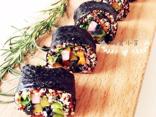 11、健康低卡餐-秘鲁三色藜麦寿司,配几颗小西红柿颜值就很高啦