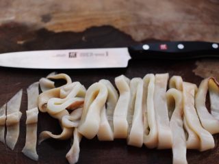 5、空气炸锅鱿鱼圈????【宝宝辅食】,用刀把鱿鱼切成1厘米的宽度的条状
