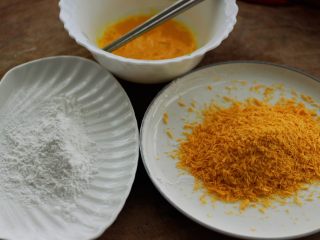 12、空气炸锅鱿鱼圈????【宝宝辅食】,准备好木薯淀粉、面包糠和蛋黄、刚好腌制鱿鱼剩下的蛋黄刚刚够用