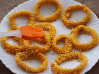 17、空气炸锅鱿鱼圈????【宝宝辅食】,再用硅胶刷在鱿鱼圈上刷上一点油