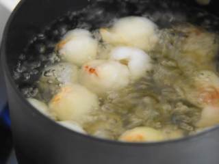 3、果肉颗颗饱满、汤水清甜可人，这就是冰糖荔枝想要带给你的好滋味,水烧开，放入冰糖、荔枝，转小火，煮至荔枝全部浮起，即可。