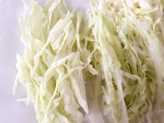 2、宝宝版日式大阪烧,将圆白菜切细丝,能切多细就多细哈