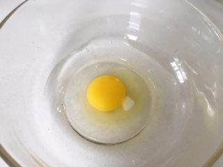 4、宝宝版日式大阪烧,1个鸡蛋加水,加少许盐