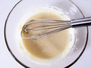 6、宝宝版日式大阪烧,加入面粉,搅匀至没有面粉颗粒