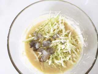 7、宝宝版日式大阪烧,将圆白菜丝、虾仁倒入碗中