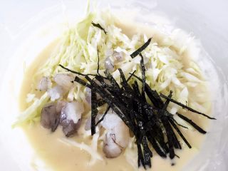 8、宝宝版日式大阪烧,用剪刀将海苔切碎条加入