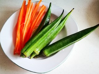 2、阳光早餐～秋葵厚蛋烧,所需食材～秋葵 胡萝卜