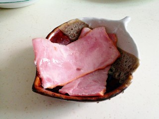 3、阳光早餐～秋葵厚蛋烧,所需食材～火腿片