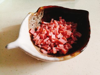 4、阳光早餐～秋葵厚蛋烧,将火腿片切碎