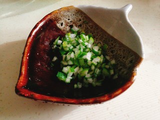 5、阳光早餐～秋葵厚蛋烧,把葱切碎