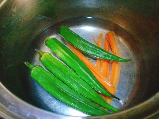 6、阳光早餐～秋葵厚蛋烧,下锅焯一下秋葵胡萝卜