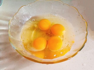 8、阳光早餐～秋葵厚蛋烧,鸡蛋打入碗中
