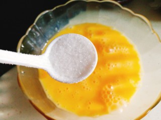 9、阳光早餐～秋葵厚蛋烧,打散放少许盐