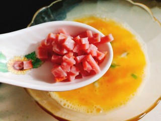 11、阳光早餐～秋葵厚蛋烧,加入火腿碎