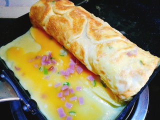 16、阳光早餐～秋葵厚蛋烧,蛋液凝固继续卷起来 