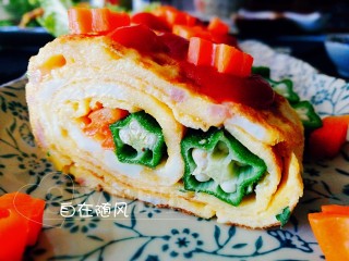 17、阳光早餐～秋葵厚蛋烧,出锅 切成块 配上甜辣酱 吃起来????