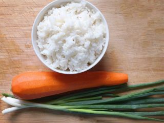 1、香煎米饼～,准备好食材。