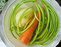 1、韩式安东炖鸡,土豆去皮和胡萝卜篙子杆用清水浸泡洗净