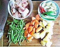 3、韩式安东炖鸡,鸡腿洗净剁块,篙子杆切段,土豆胡萝卜切滚刀块