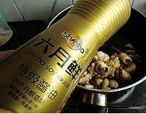 8、韩式安东炖鸡,加入鸡肉继续翻炒,加入酱油