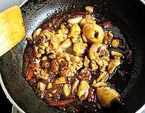 9、韩式安东炖鸡,白糖继续翻炒直到鸡肉上色