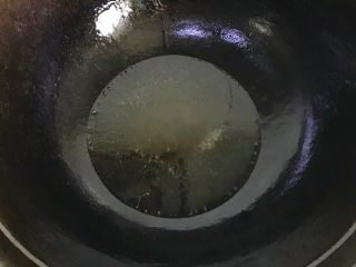 4、营养美味不打折翡翠傍金珠,锅里放适量油