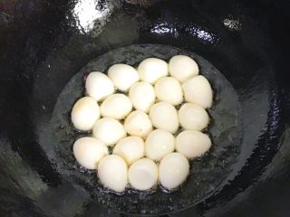 5、营养美味不打折翡翠傍金珠,倒入鹌鹑蛋