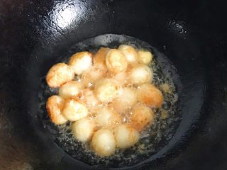 6、营养美味不打折翡翠傍金珠,中火炸至金黄色备用