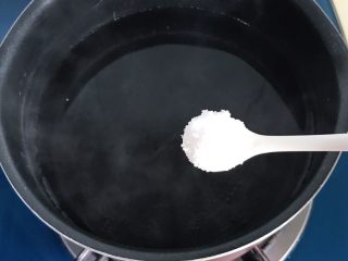 9、营养美味不打折翡翠傍金珠,锅里放水煮开，放1勺盐