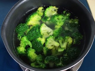 12、营养美味不打折翡翠傍金珠,水煮开放进花椰菜煮熟，颜色特别绿