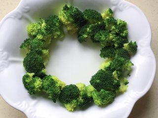 13、营养美味不打折翡翠傍金珠,捞出装盘，围成一个花环状