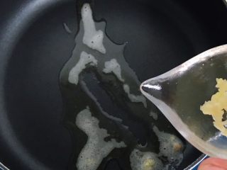 14、营养美味不打折翡翠傍金珠,锅里剩一点底油，倒入蒜末